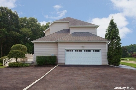 17 Chateau Dr, Manorville, NY