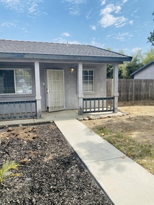 525 E Olivewood Ave, Porterville, CA