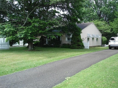 170 Redwood Trl, Youngstown, OH