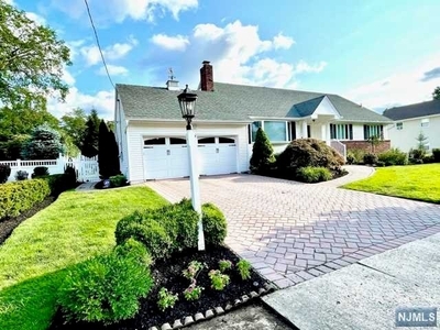 307 Country Club Dr, Oradell, NJ