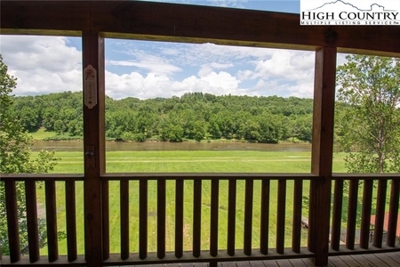 14 River Front Dr, Piney Creek, NC