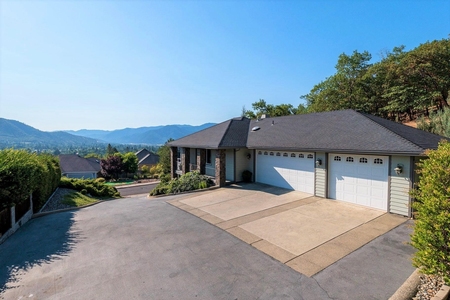 920 Nw Valley View Dr, Grants Pass, OR