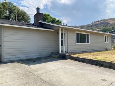 1018 Snipes St, The Dalles, OR