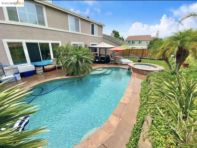 232 W Country Club Dr, Brentwood, CA