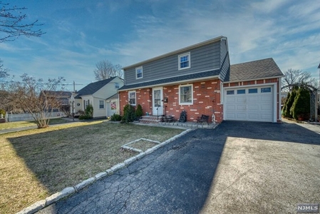 15 Orchard Dr, Clifton, NJ