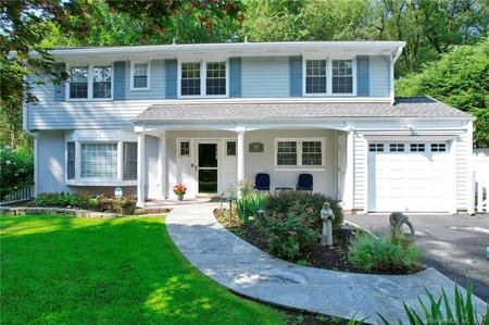 98 Rolling Wood Dr, Stamford, CT