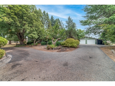1195 Clearwater Ln, Springfield, OR