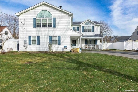 35 Birchdale Dr, Holbrook, NY