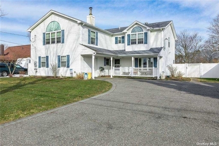 35 Birchdale Dr, Holbrook, NY