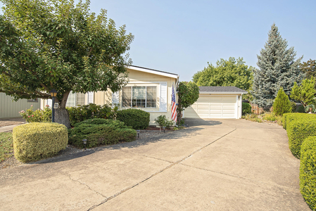 555 Freeman Rd, Central Point, OR