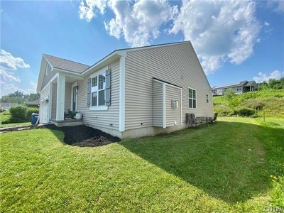 17 Village View Dr, Tully, NY