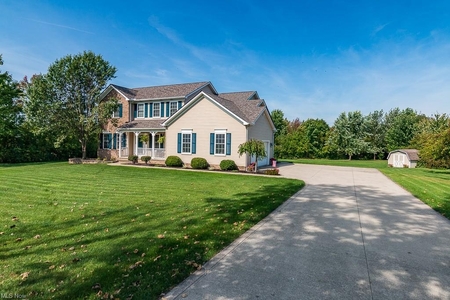 8367 Emerald Glen Ct, Willoughby, OH