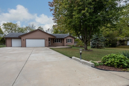 5611 Country Ct, Roscoe, IL