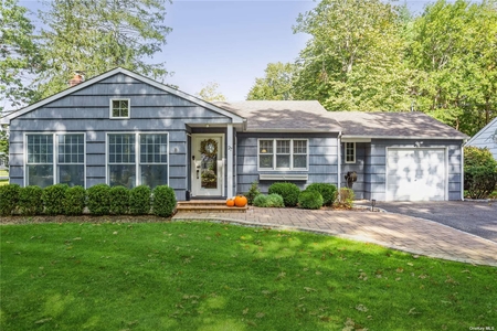 27 Spruce Dr, East Patchogue, NY
