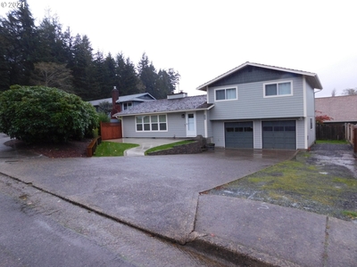 2220 Maine Ct, North Bend, OR