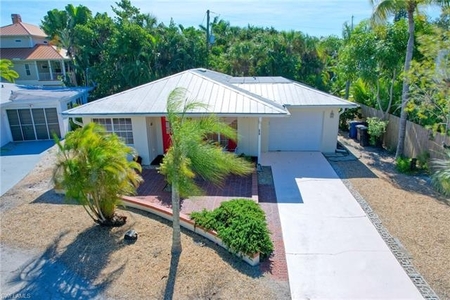 210 Hibiscus Dr, Fort Myers Beach, FL