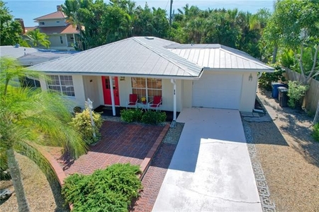 210 Hibiscus Dr, Fort Myers Beach, FL