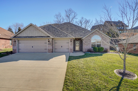 210 Stoney Pointe Dr, Hollister, MO