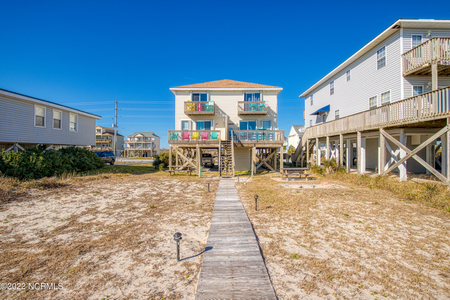 3802 Island Dr, Sneads Ferry, NC