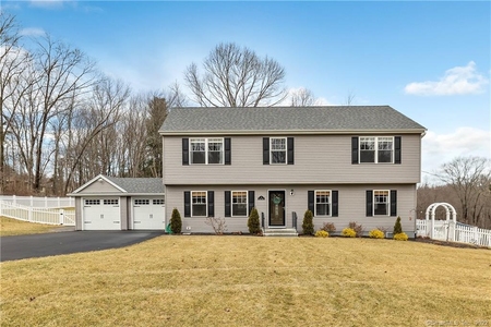 4 Laurie Rd, Trumbull, CT