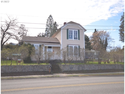 526 W 3rd Pl, The Dalles, OR