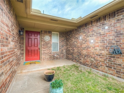 625 Sw 38th Pl, Moore, OK