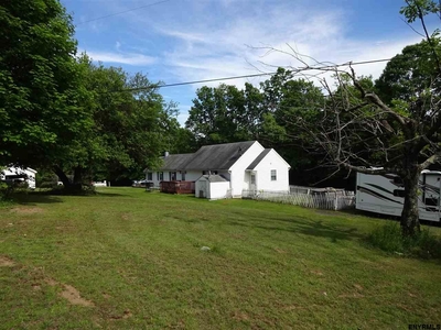 207 Old Rd, Cropseyville, NY