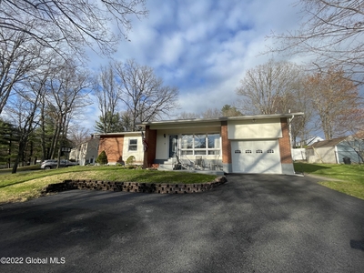 7 W Skyview Dr, Cohoes, NY