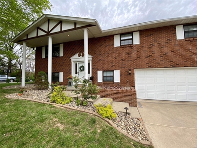 1 Patricia Dr, Fairview Heights, IL