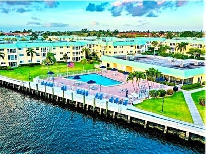 21 Colonial Club Dr, Boynton Beach, FL
