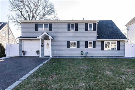 74 Constable Ln, Levittown, NY