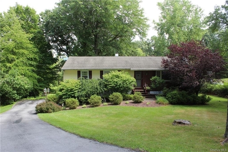 18 Hickman Dr, Hopewell Junction, NY