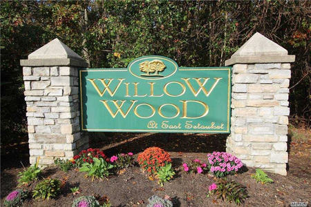33 Willow Wood Dr, East Setauket, NY