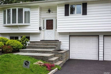 16 Greenwich Rd, Smithtown, NY