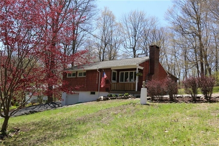 26 Lakeview Dr, Pawling, NY