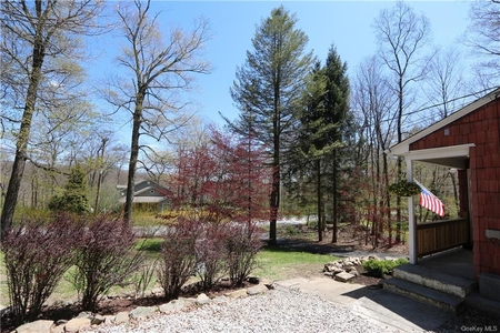 26 Lakeview Dr, Pawling, NY