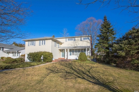 87 Willets Dr, Syosset, NY