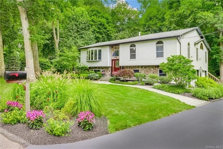 8 Bell Ct, Airmont, NY
