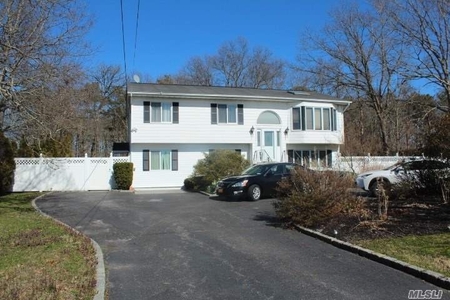 171 Pine St, East Moriches, NY
