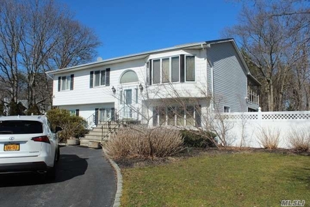 171 Pine St, East Moriches, NY