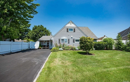23 Spindle Rd, Hicksville, NY