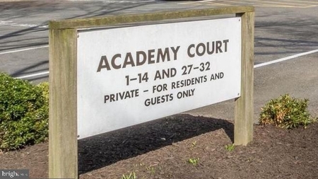 8 Academy Ct, Pennington, NJ