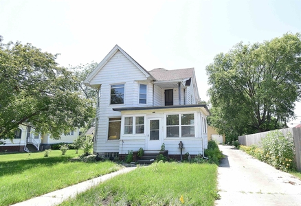 211 3rd Ave, Independence, IA