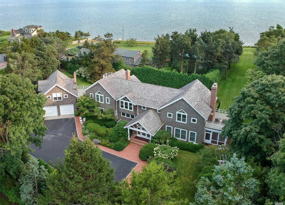 42 Thorn Hedge Rd, Bellport, NY