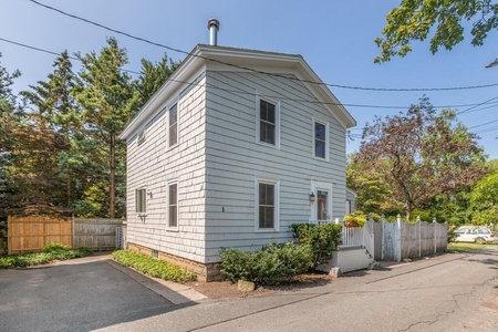 12 Cottage Ln, Beverly, MA