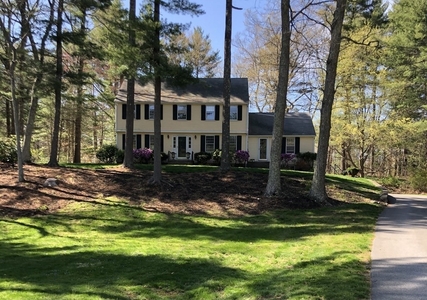 17 Colonial Rd, Dover, MA