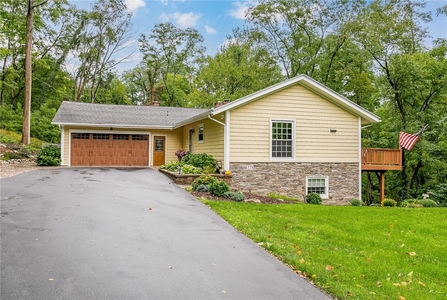 371 Fisher Rd, Pittsford, NY
