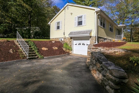 8 Old Southbridge Rd, Dudley, MA