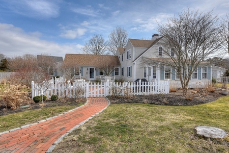 284 Gosnold St, Hyannis, MA