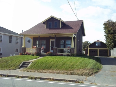 210 Taylor Ave, Plymouth, MA